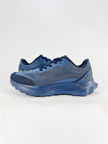 alo yoga Alo Runner versatile low top