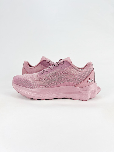 lo yoga Alo Runner versatile low top
